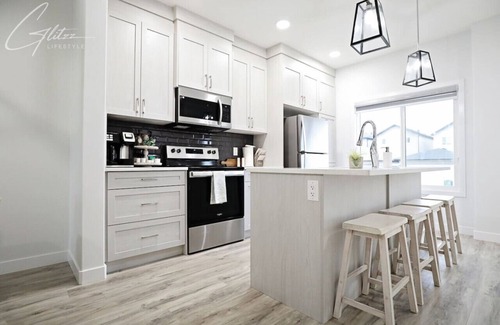 Leduc County House | Modern Retreat With 4 King Beds|Airport|Disney+