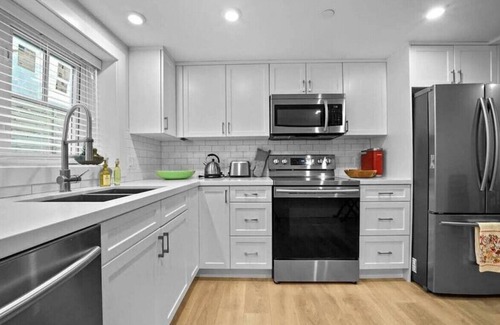 Kitsilano Apartment | Modern Two Bedroom Suite in Stylish Kitsilano
