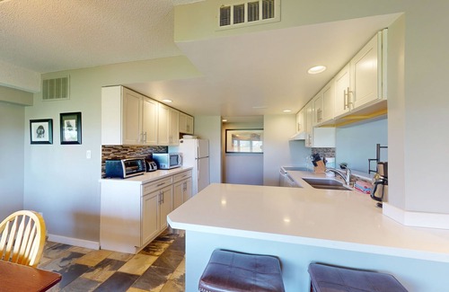 The Blue Mountains Condo | Mountain retreat with a balcony, grill, fireplace & tennis access - walk to lift