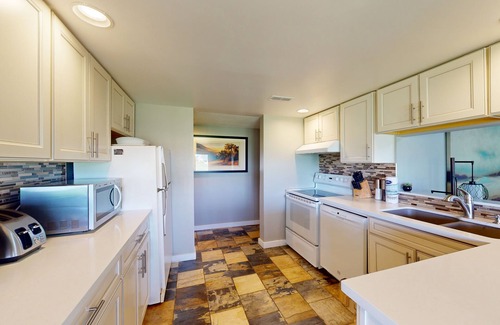 The Blue Mountains Condo | Mountain retreat with a balcony, grill, fireplace & tennis access - walk to lift