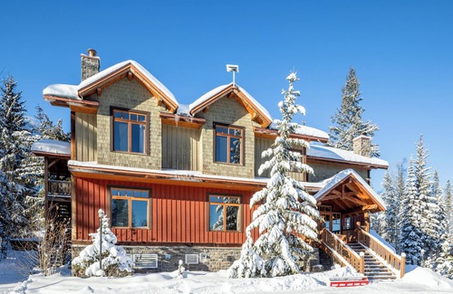 Golden Ski Chalet | Mountain-Side Lodge: Perfect for Wellness Retreats, Large Families & Big Groups
