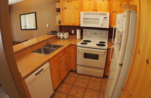 Sun Peaks Condo | Multi Level Condo Close to Village | Access to Ski-Out Trail | Private Hot Tub | Fireplace