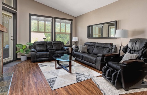 East Kootenay Condo | MVP Rentals. Top Floor Penthouse! Prime Location!