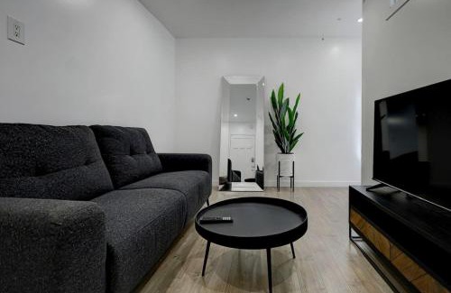 Cote-Des-Neiges—Notre-Dame-De-Grace Apartment | NDG Grand Stay Spacious and Elegant 3BR