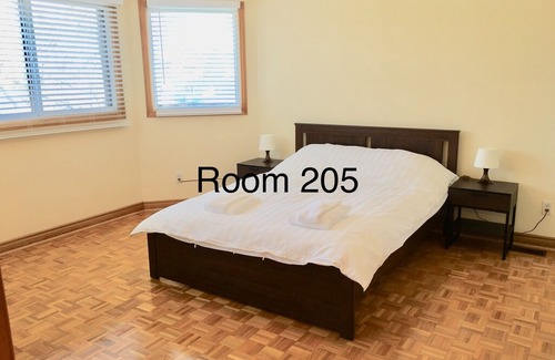 Islington - City Centre West House | Near Pearson Airport Subway 1 Queen Bed with Private Bath-Room 205