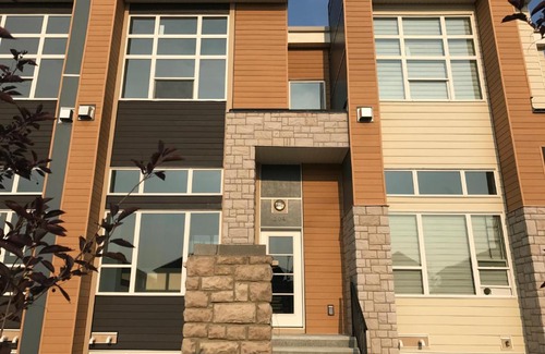 Airdrie Apartment | New and Modern Townhome