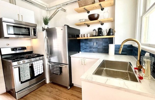 Marpole Apartment | *New* cute & charming sleeps 6 in South Van