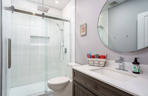 Evanston House | New Entire Basement/King Bed/AC/Mountains and YYC