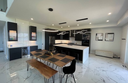 Victoria Harbour House | New home|Hot tub|Private beach|Lake front