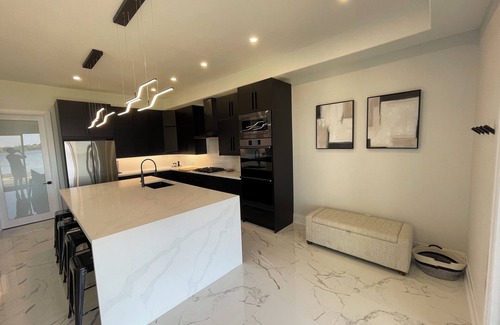 Victoria Harbour House | New home|Hot tub|Private beach|Lake front