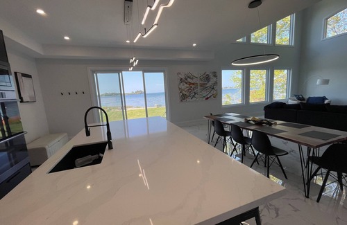 Victoria Harbour House | New home|Hot tub|Private beach|Lake front