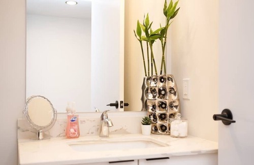 North End Condo | NEW Ocean Bay New Luxury Condo Sleeps 5 Parking, Coffee, AC