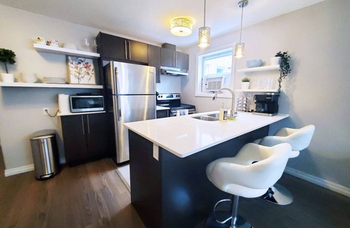 South London Apartment | NEW Stylish Wortley 1BR Suite