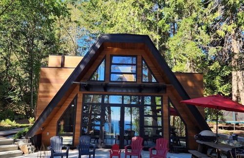Regional District of Nanaimo Cottage | Newly built Grand Cedar Lodge on the Straight of Georgia.