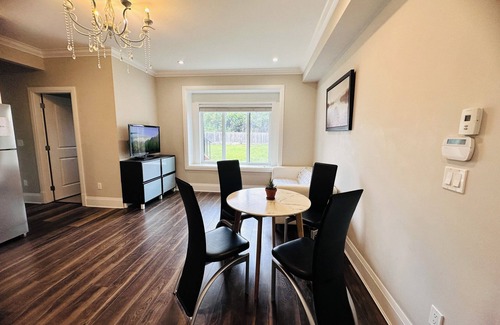 Richmond House | Newly Cozy private entrance 2 berm suite 10min to Designer Outlets
