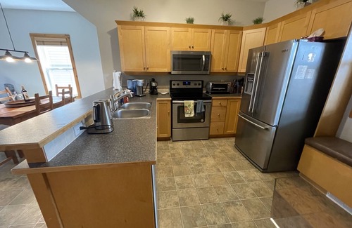 East Kootenay Condo | Newly redecorated condo right on the ski hill with private hot tub.