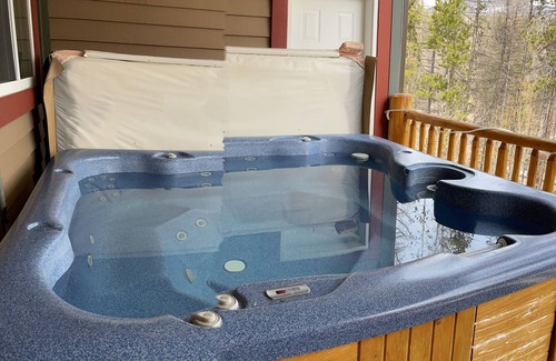 East Kootenay Condo | Newly redecorated condo right on the ski hill with private hot tub.