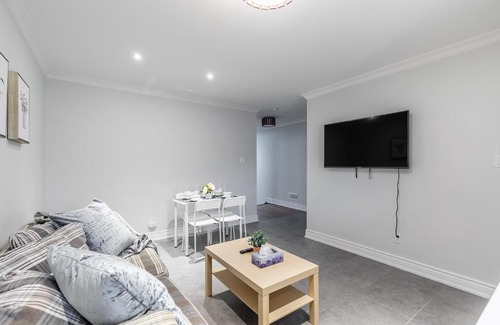 Little Italy Apartment | Newly Renovated - Modern 3BR Apartment - Trinity Bellwoods!