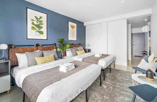 Milton Park Condo | NEWLY RENOVATED STUDIO, 2 queen size beds, 5 min walk to McGill