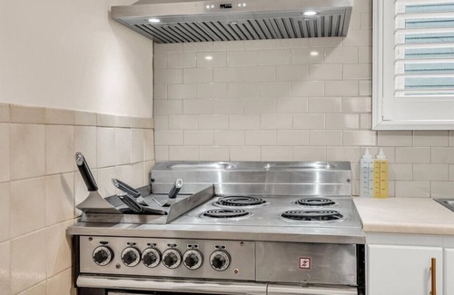 Niagara Falls House | Niagara Falls 3BR | Theatre + Chef’s Griddle