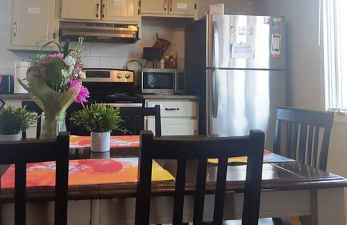 Niagara Falls House | Niagara Falls entire bungalow is minutes away from all the adventure and fun