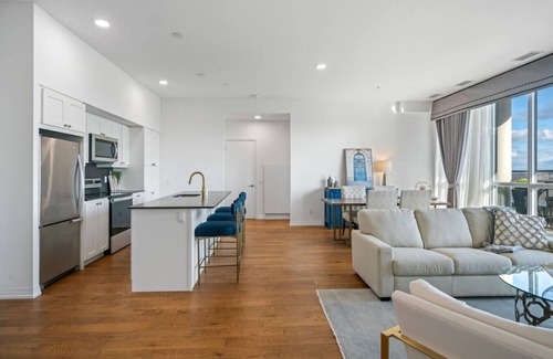 Niagara Falls Apartment | Niagara Falls Penthouse | Great Views | Gym | Luxe