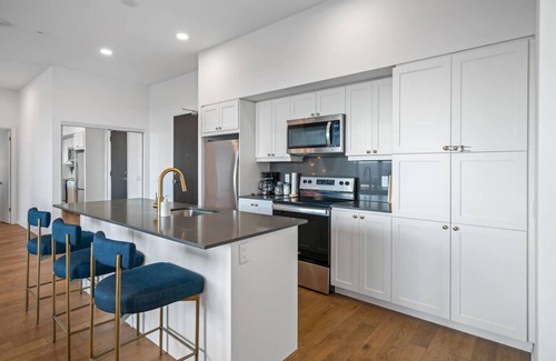 Niagara Falls Apartment | Niagara Falls Penthouse | Great Views | Gym | Luxe