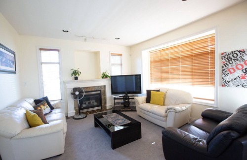 Upper Lonsdale House | North Vancouver Haven:Where Comfort Meet Adventure