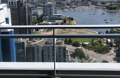 Granville Island Apartment | Ocean/city/mountain view /AC/free parking/1 BR