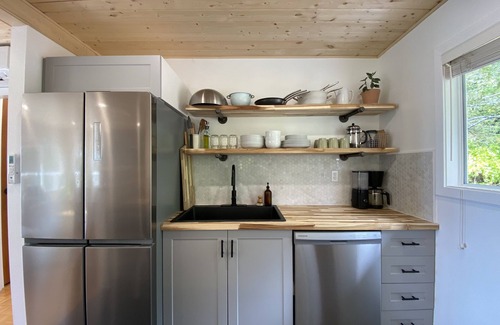 Juan de Fuca Electoral Area House | Oceanfront House with a Hot Tub close to the Surf