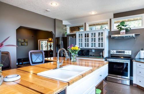 Sooke House | Oceanfront House with Hot Tub
