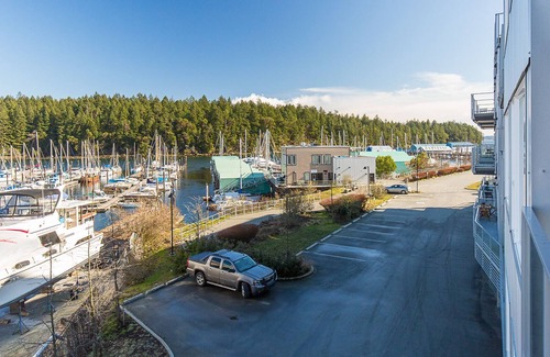 Regional District of Nanaimo Condo | Oceanfront Suite - Just minutes away from downtown Nanaimo! Special offers