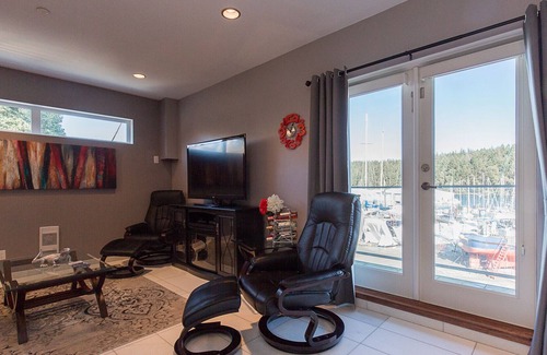 Regional District of Nanaimo Condo | Oceanfront Suite - Just minutes away from downtown Nanaimo! Special offers