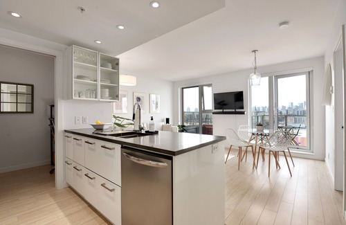 Downtown Eastside Apartment | Oceanview 1Br condo w/ parking