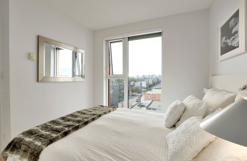 Downtown Eastside Apartment | Oceanview 1Br condo w/ parking