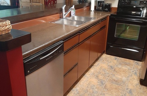 East Kootenay Condo | On Hill, Luxury King Bed, Daylodge Ski Locker! 2 baths, hot tubs,