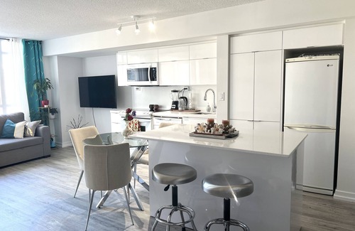 CityPlace Bed & Breakfast | One bedroom condo Downtown Toronto, best location near CN tower