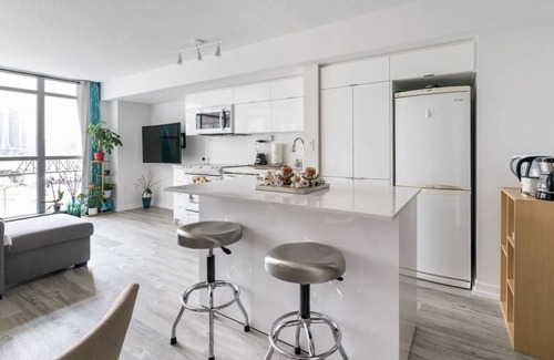 CityPlace Bed & Breakfast | One bedroom condo Downtown Toronto, best location near CN tower