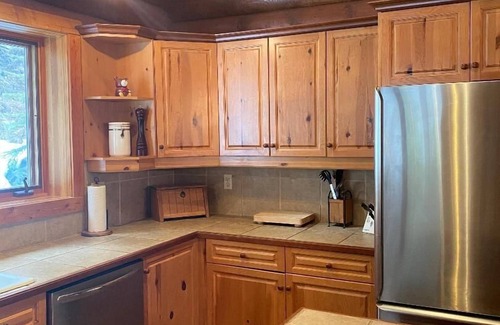 East Kootenay Cabin | Panorama Mountain Resort Log Cabin with Games Room