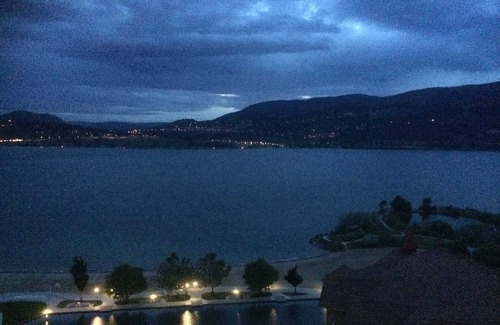 Central Okanagan Condo | Panoramic Lake Views from 14 Flr 1BR+Den Resort at Sunset Waterfront Sleeps 6