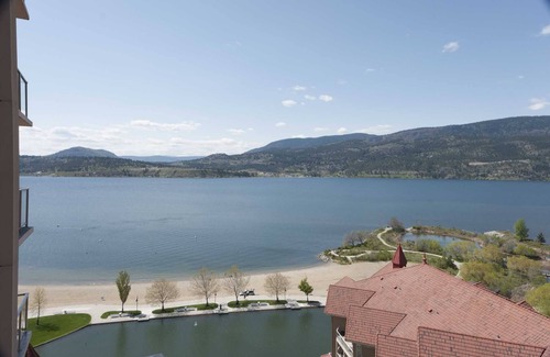 Central Okanagan Condo | Panoramic Lake Views from 14 Flr 1BR+Den Resort at Sunset Waterfront Sleeps 6