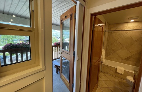 East Kootenay Hotel | Park Place Lodge