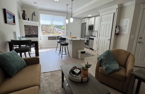 West Kelowna Estates House | PEAK POINT - Beautiful One Day & Perfect the Next!