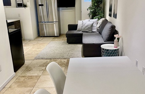 Niagara Apartment | Pet friendly cozy basement apartment in Queen West