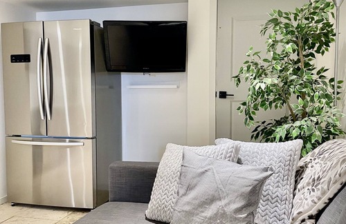 Niagara Apartment | Pet friendly cozy basement apartment in Queen West