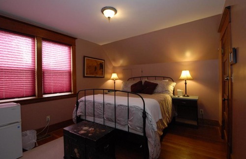 Stettler Bed & Breakfast | Phoenix House B&B
