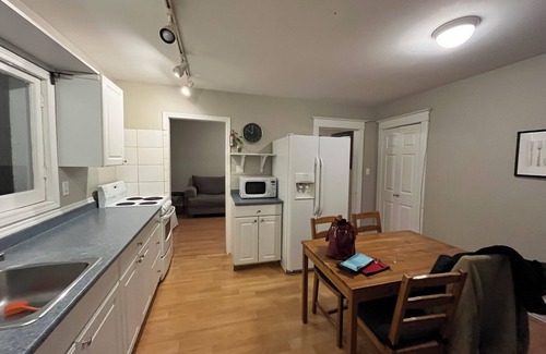Hamilton Apartment | Prime Westdale location with Free Coffee & Breakfast -with3 bedrooms in Hamilton