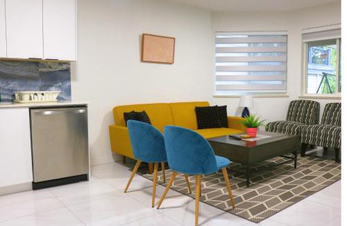 Guildford House | Pristine 3 Beds 2 Washroom Guest Suite