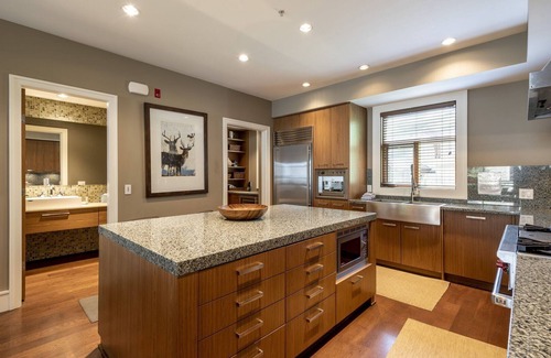 Whistler Apartment | Private Hot Tub | Garage | AC | Secure mud room