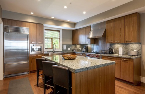 Whistler Apartment | Private Hot Tub | Garage | AC | Secure mud room